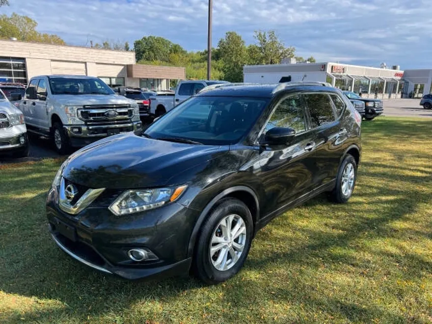 2016 Nissan Rogue SV photo 1