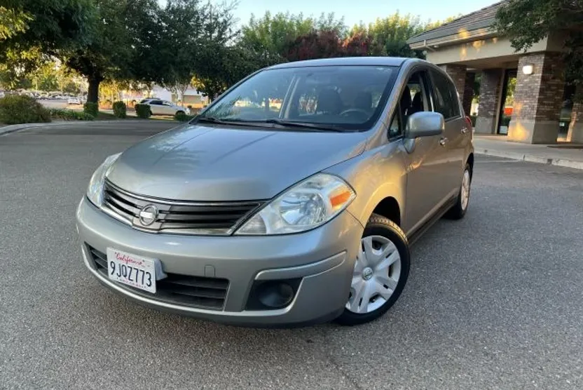 2011 Nissan Versa S photo 1