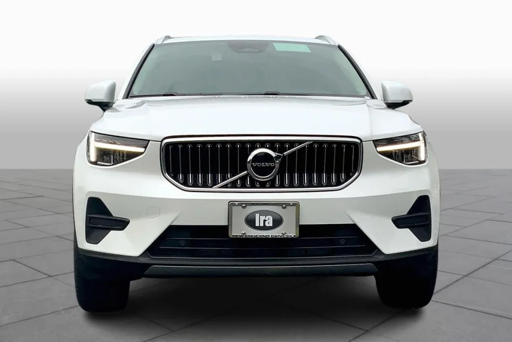 2025 Volvo XC40 Core photo 1