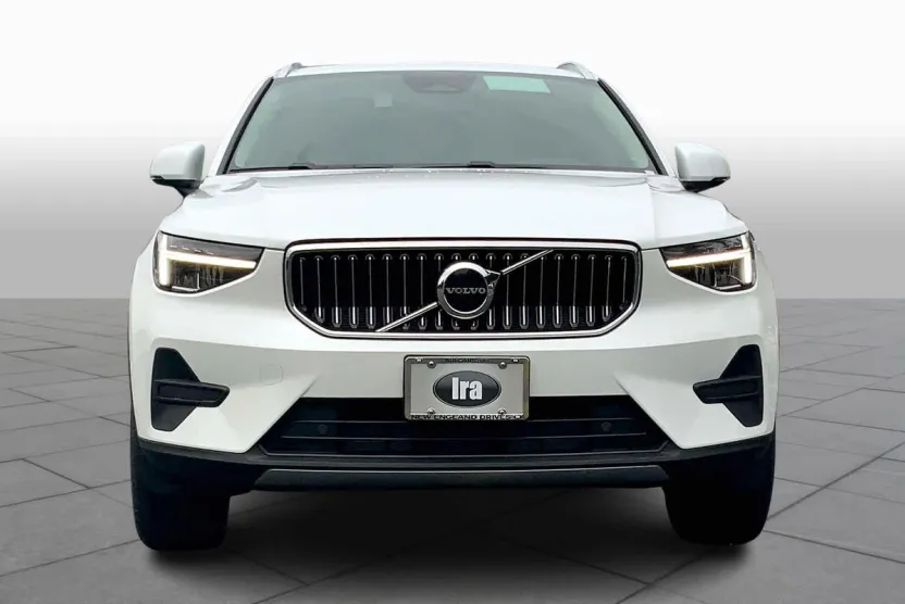 2025 Volvo XC40 Core photo 1