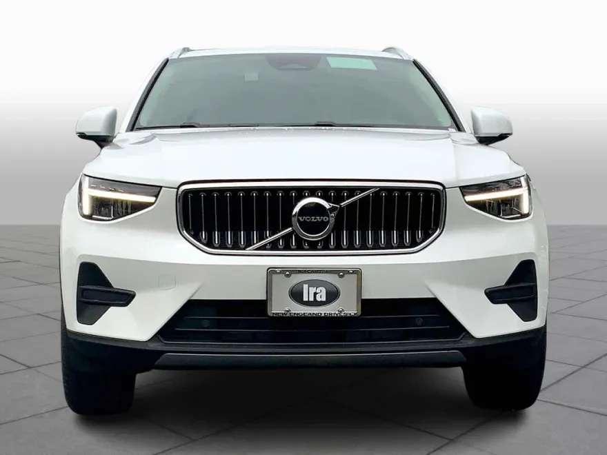 2025 Volvo XC40 Core photo 1