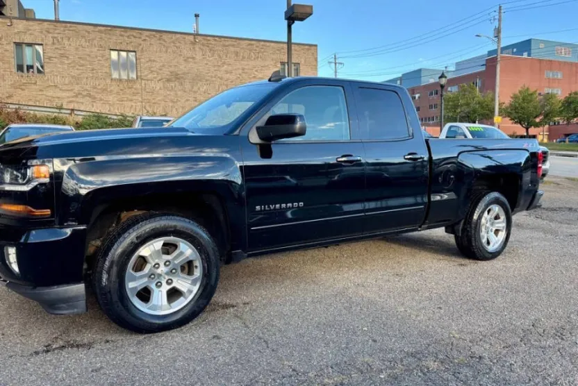 2018 Chevrolet Silverado 1500 LT photo 1