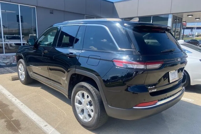 2023 Jeep Grand Cherokee Limited photo 1