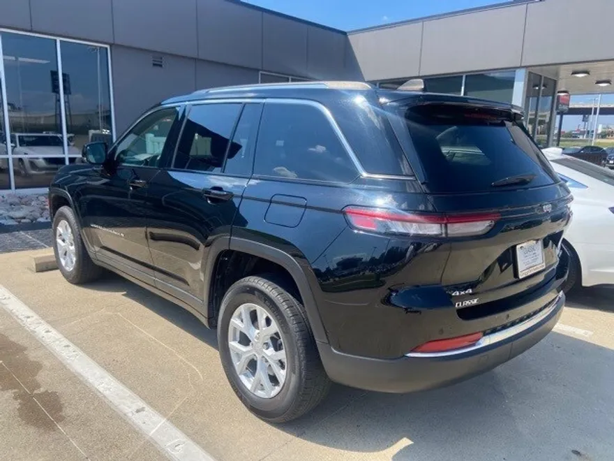 2023 Jeep Grand Cherokee Limited photo 1