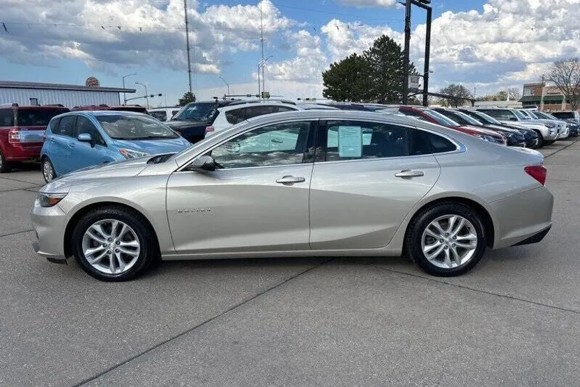 2016 Chevrolet Malibu 1LT photo 1