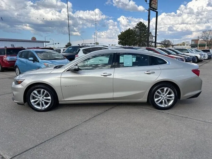 2016 Chevrolet Malibu 1LT photo 1