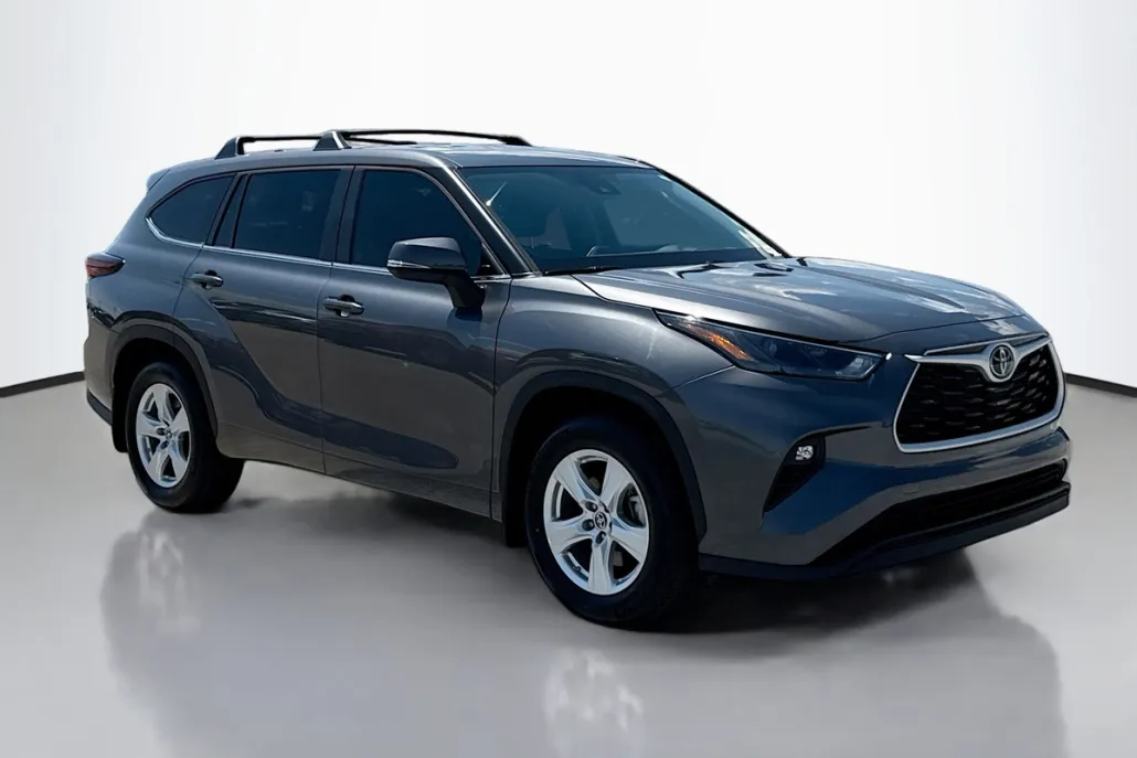 2024 Toyota Highlander LE photo 1