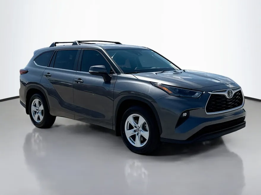 2024 Toyota Highlander LE photo 1