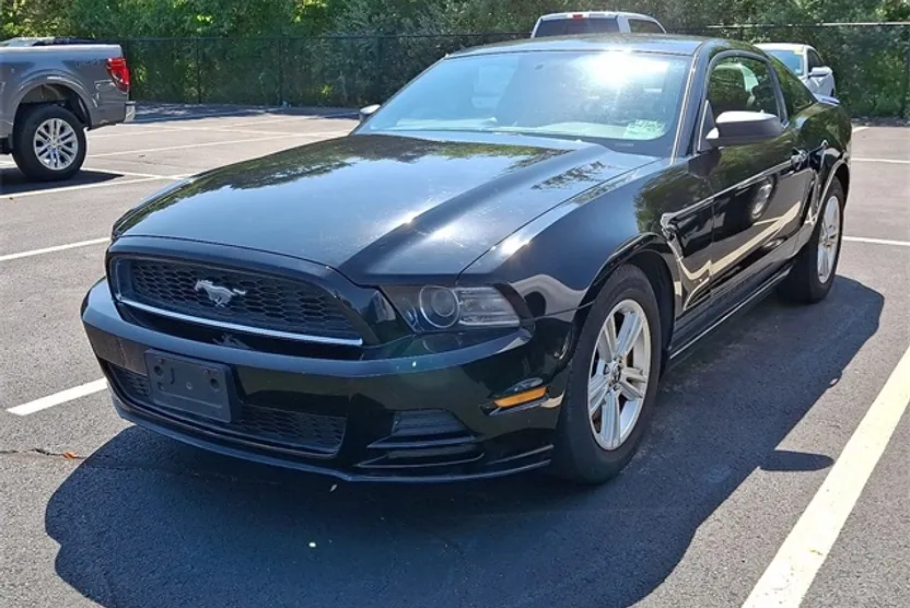 2013 Ford Mustang V6 photo 1