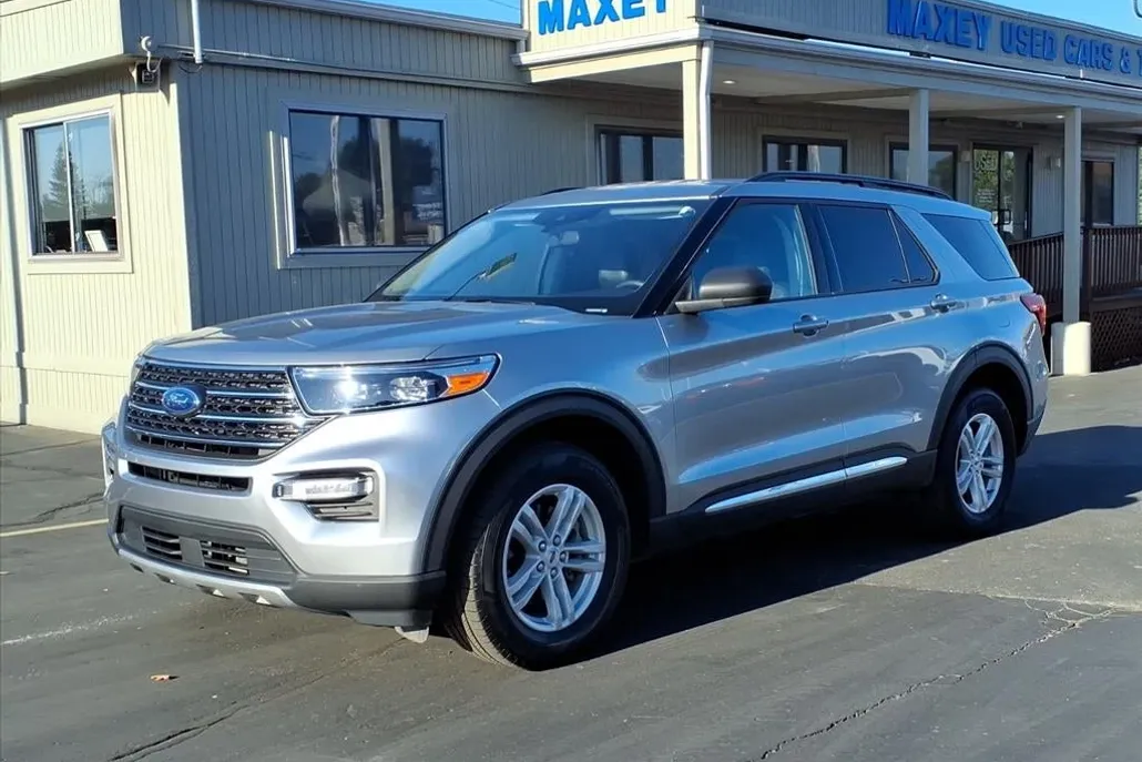 2023 Ford Explorer XLT photo 1