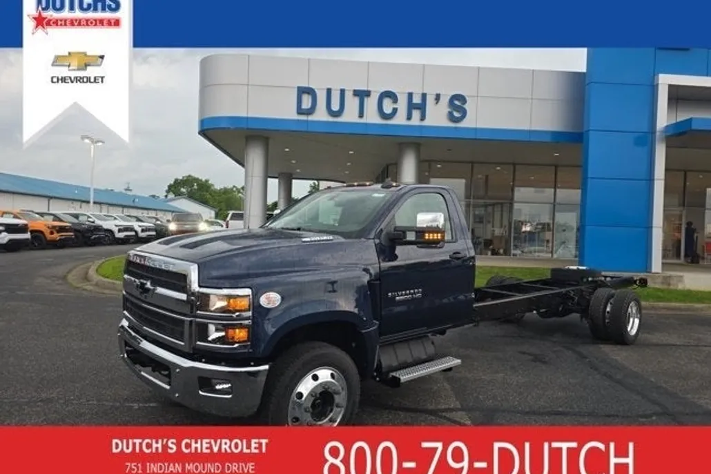 2024 Chevrolet Silverado 6500HD LT photo 1