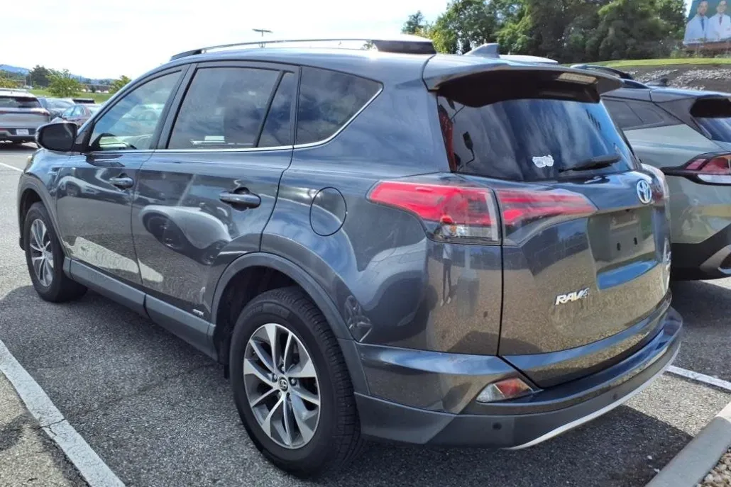 2016 Toyota RAV4 Hybrid XLE photo 1