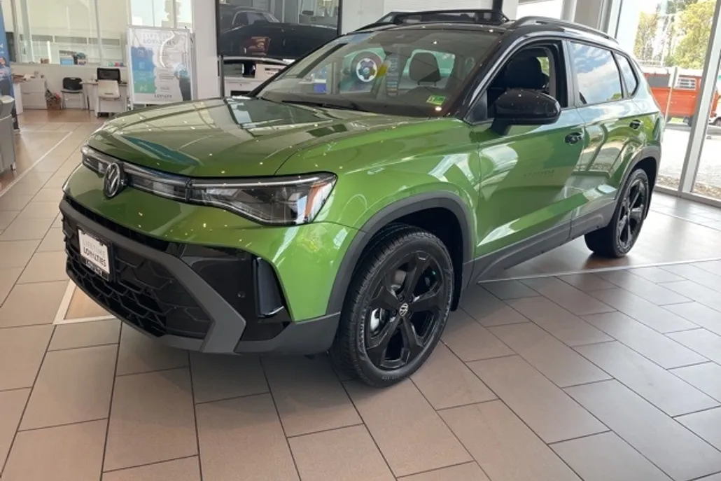 2025 Volkswagen Taos SE photo 1