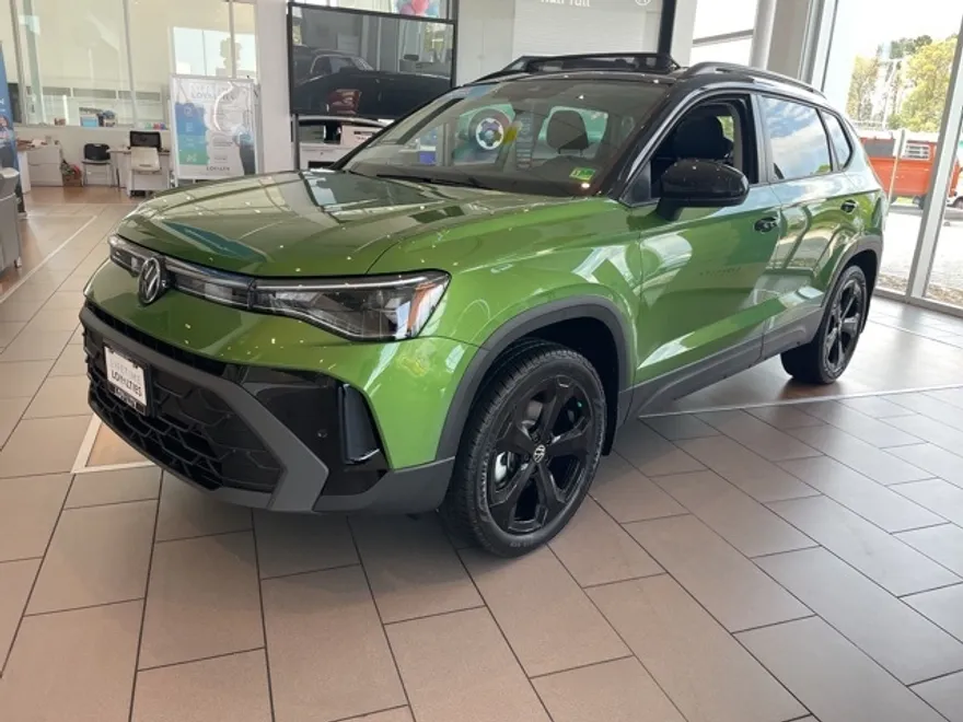 2025 Volkswagen Taos SE photo 1