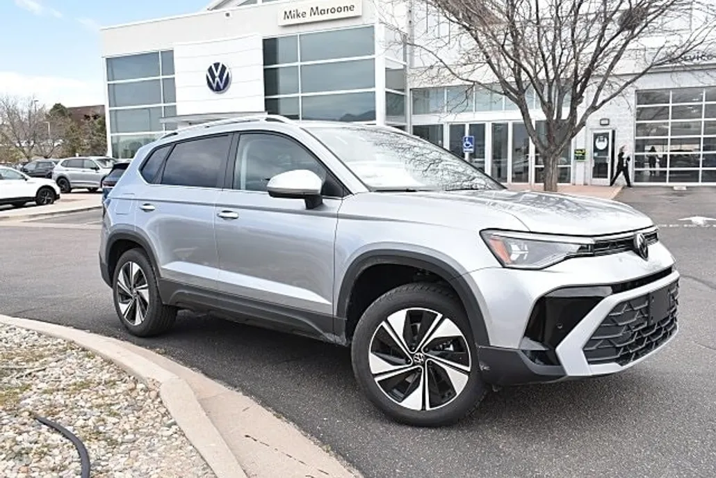 2025 Volkswagen Taos SE photo 1