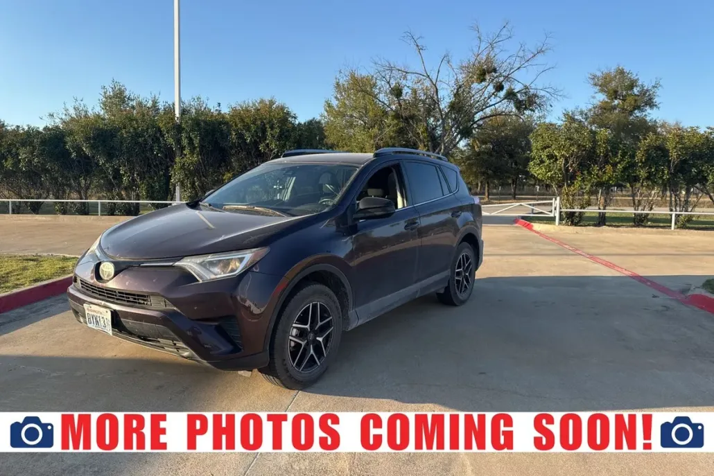 2018 Toyota RAV4 LE photo 1