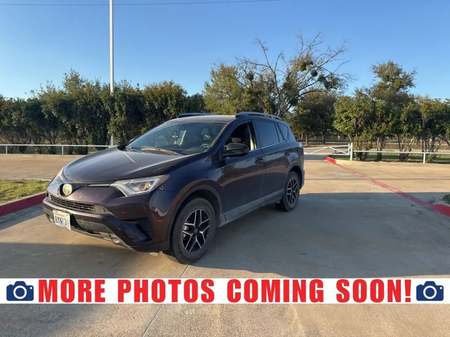 2018 Toyota RAV4 LE photo 1