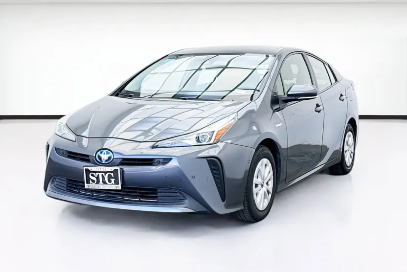 2022 Toyota Prius LE photo 1