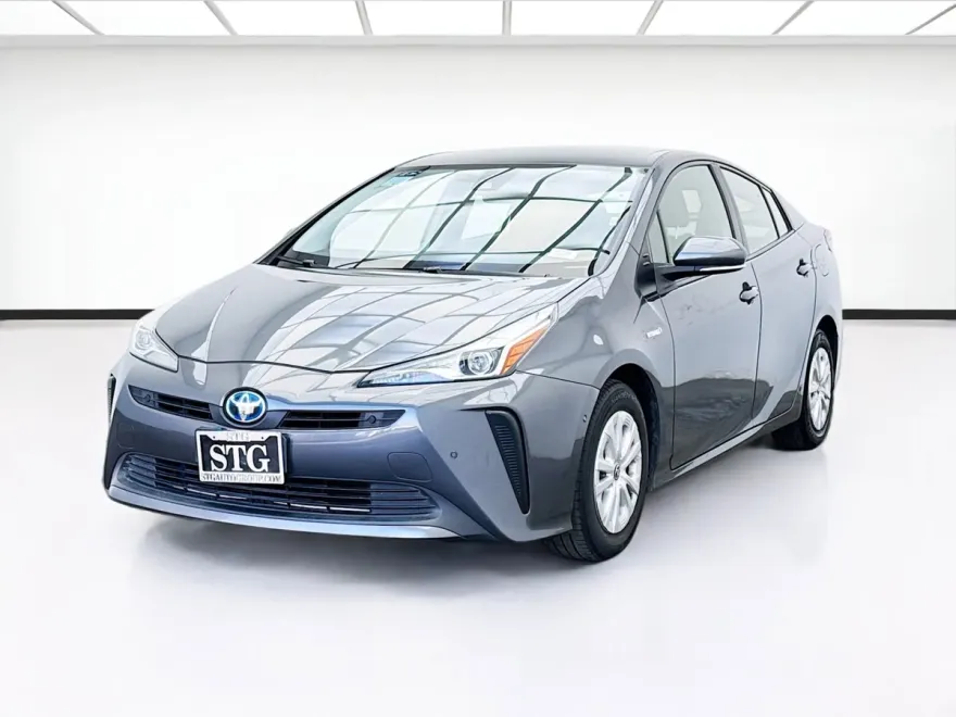 2022 Toyota Prius LE photo 1