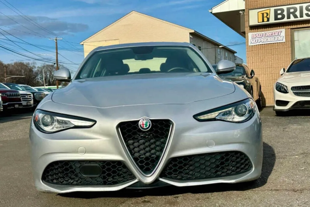 2017 Alfa Romeo Giulia Base photo 1