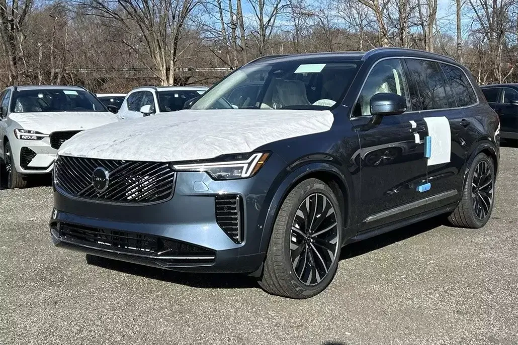 2025 Volvo XC90 photo 1