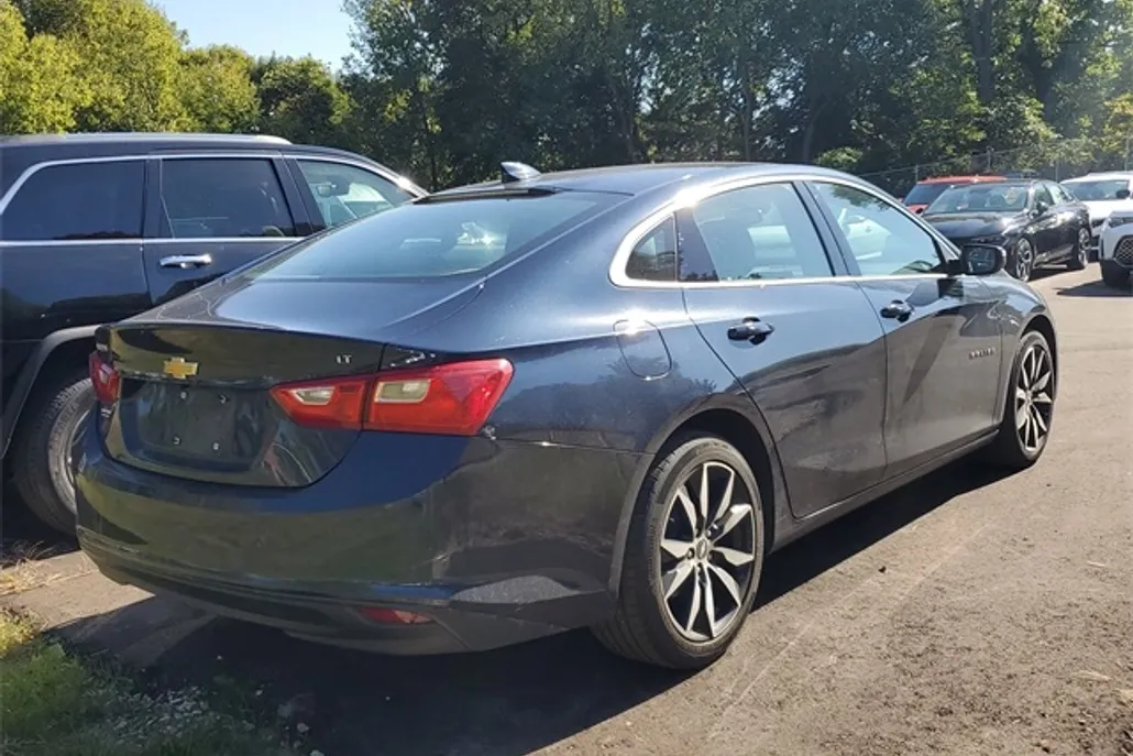 2017 Chevrolet Malibu 1LT photo 1