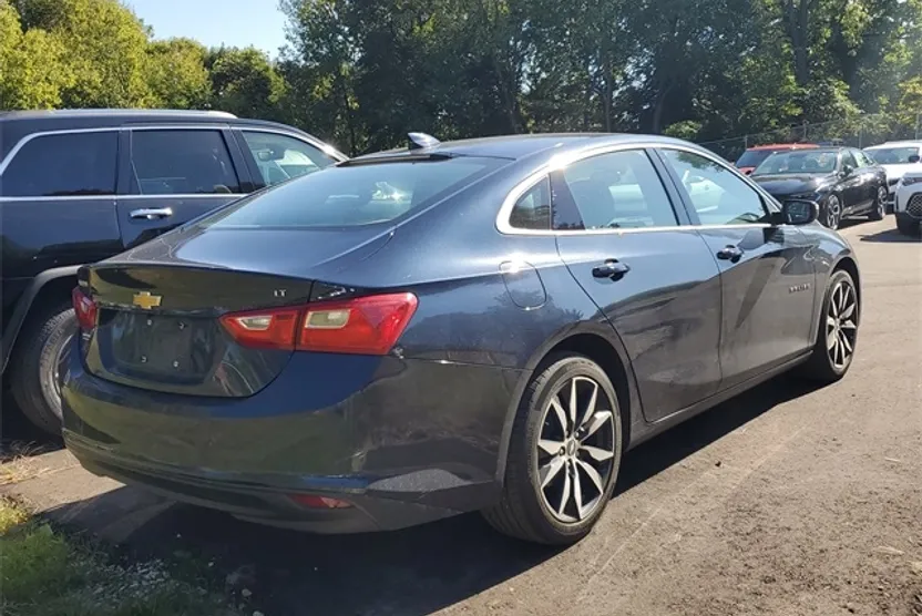 2017 Chevrolet Malibu 1LT photo 1