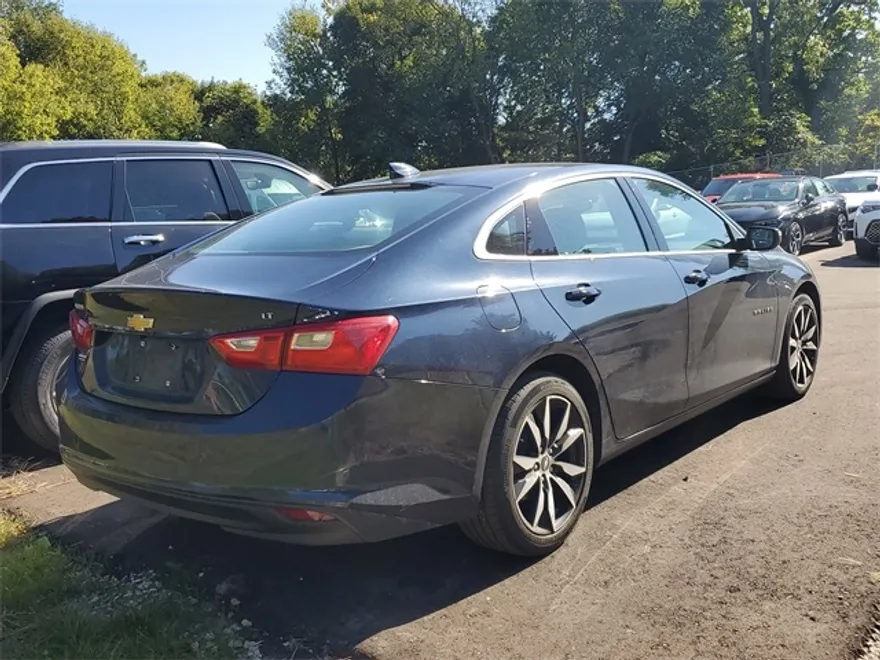 2017 Chevrolet Malibu 1LT photo 1