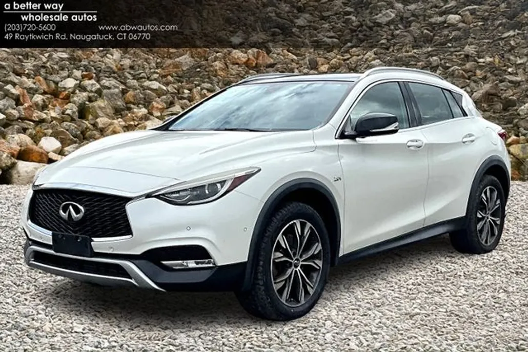 2018 Infiniti QX30 Premium photo 1