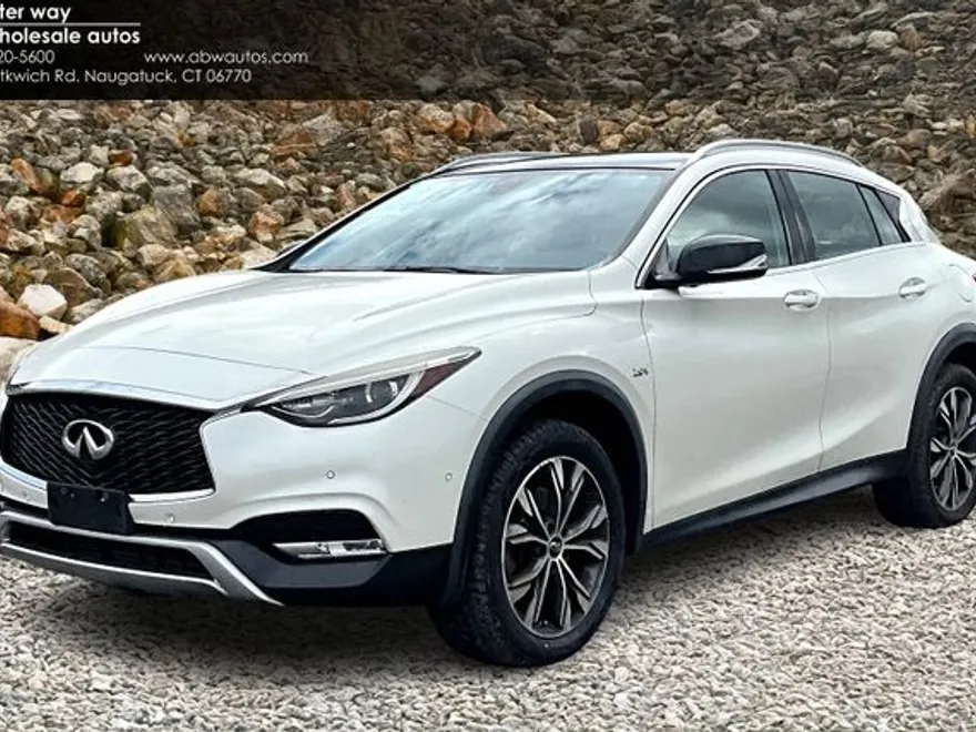 2018 Infiniti QX30 Premium photo 1