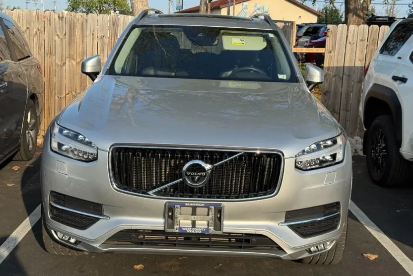 2017 Volvo XC90 T6 Momentum photo 1