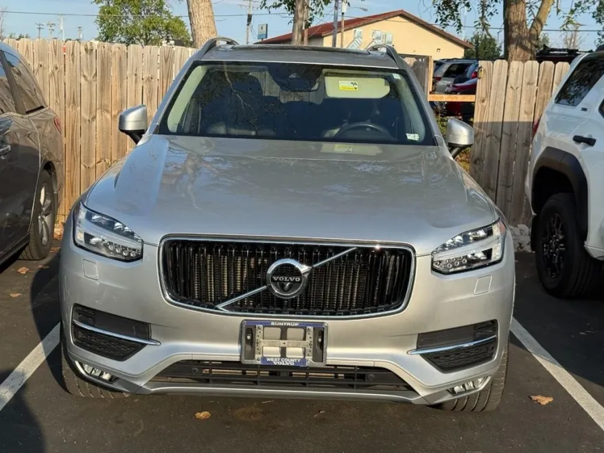 2017 Volvo XC90 T6 Momentum photo 1