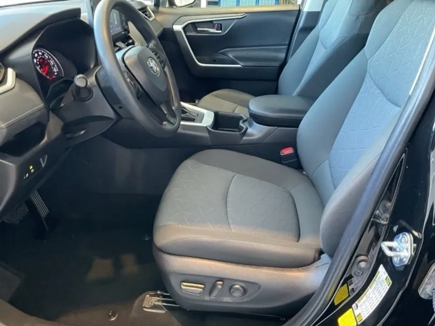 2022 Toyota RAV4 XLE photo 1