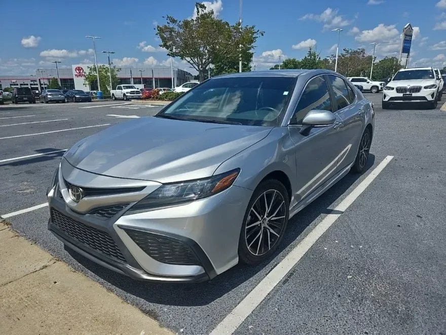 2022 Toyota Camry SE photo 1