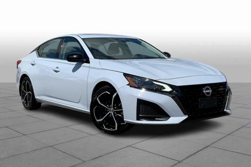 2023 Nissan Altima 2.5 SR photo 1
