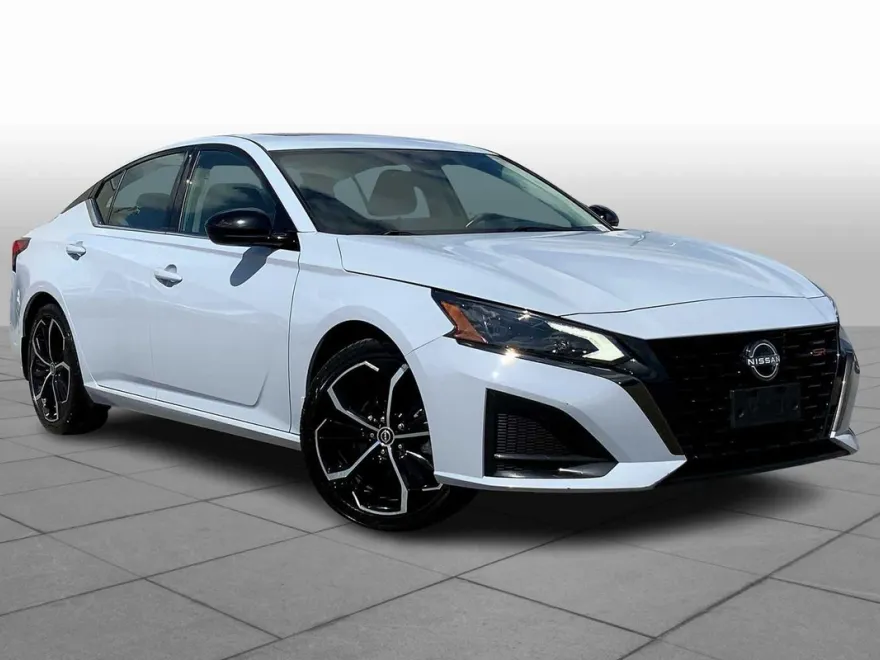 2023 Nissan Altima 2.5 SR photo 1