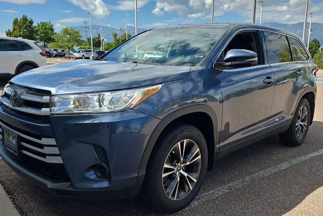 2019 Toyota Highlander LE Plus photo 1