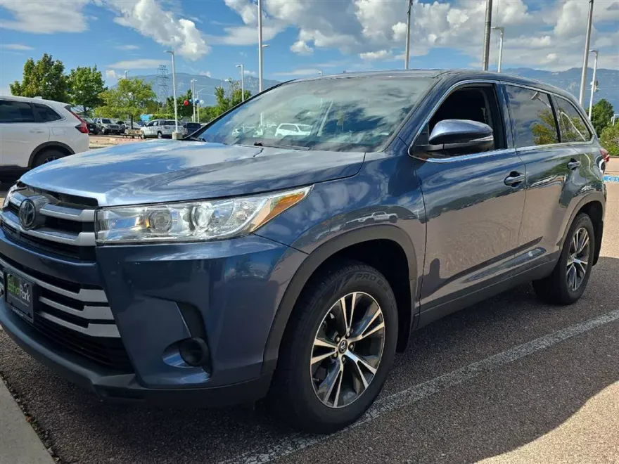 2019 Toyota Highlander LE Plus photo 1