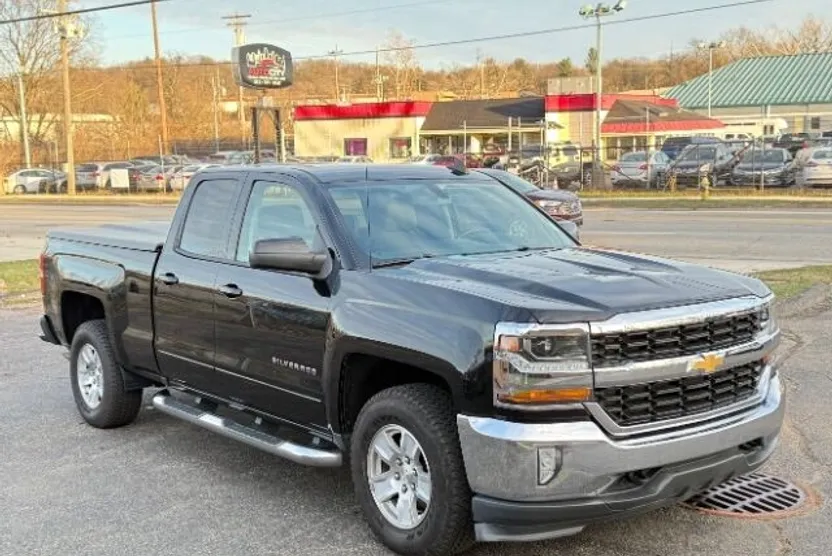 2017 Chevrolet Silverado 1500 LT photo 1