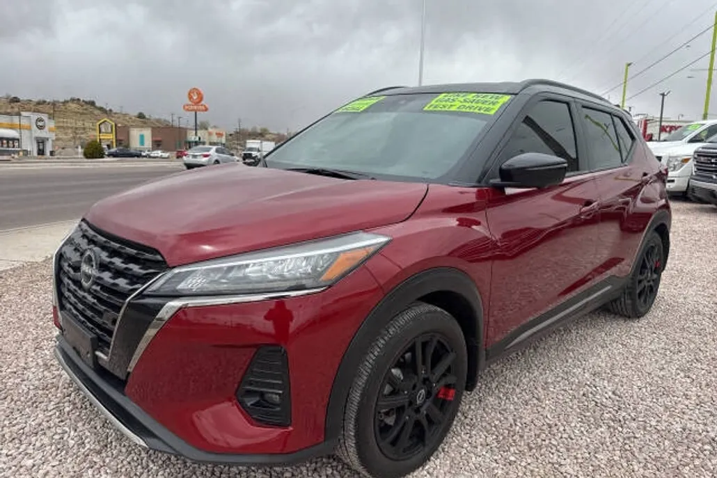2023 Nissan Kicks SR photo 1