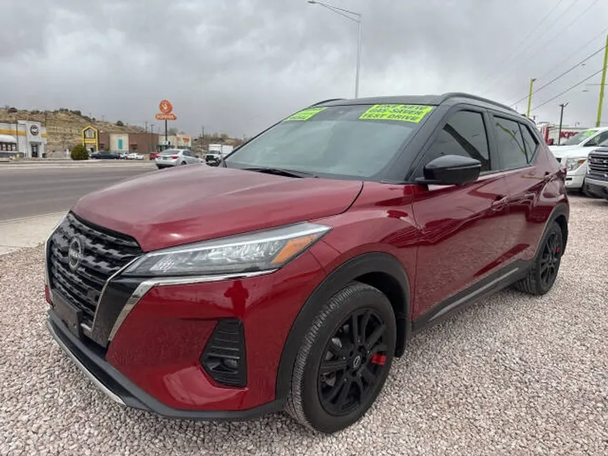 2023 Nissan Kicks SR photo 1