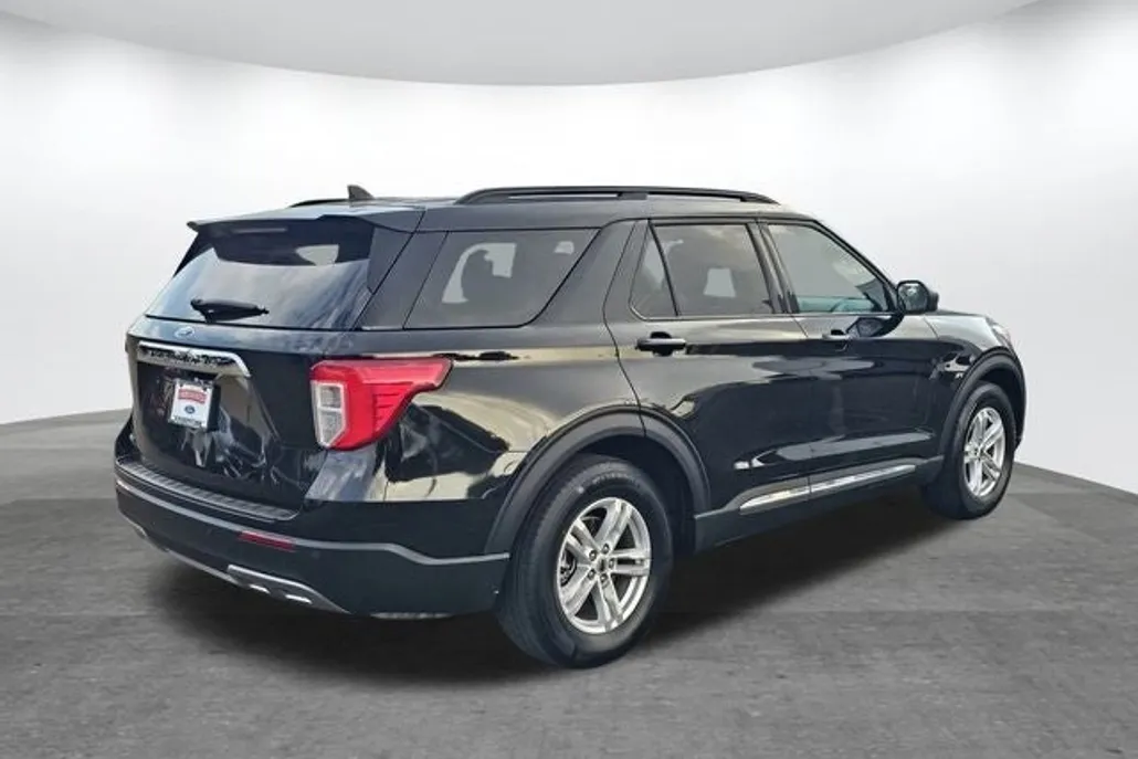 2023 Ford Explorer XLT photo 1