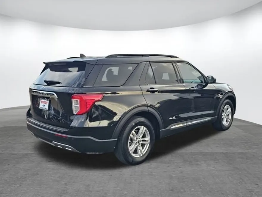 2023 Ford Explorer XLT photo 1