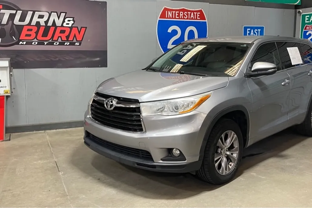 2014 Toyota Highlander LE photo 1