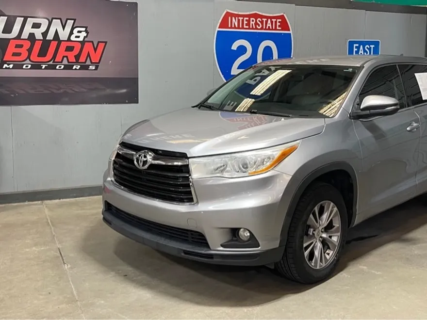 2014 Toyota Highlander LE photo 1