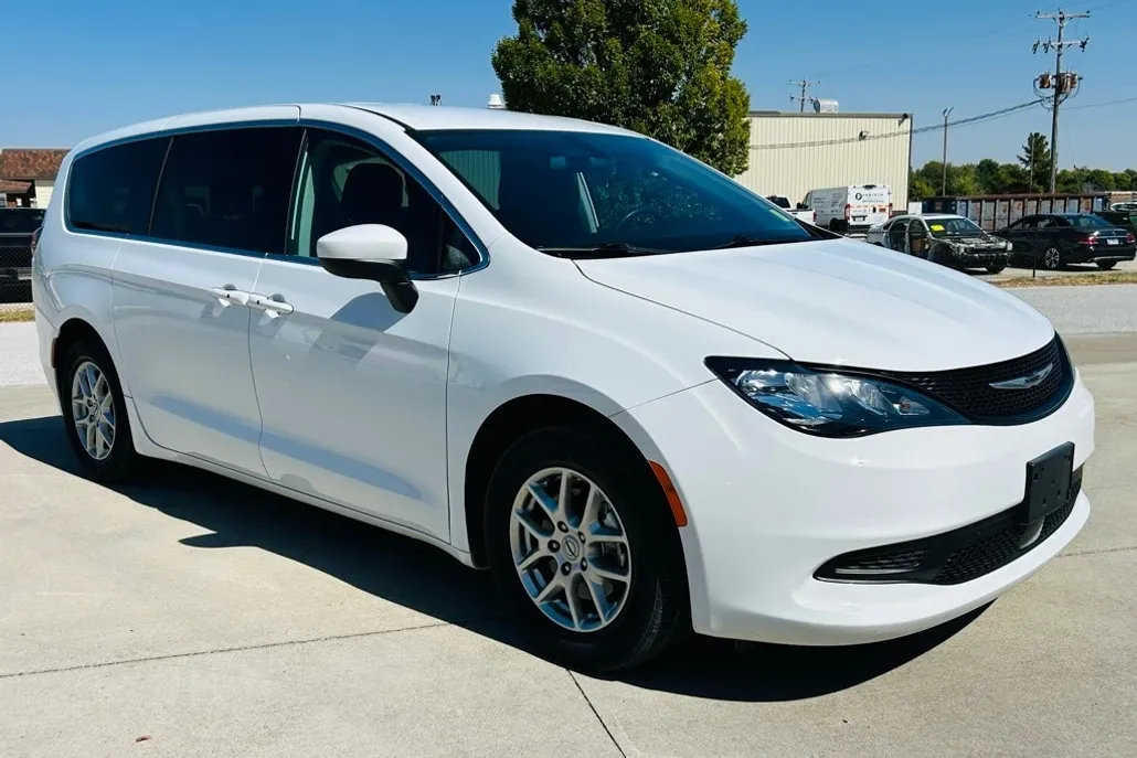 2022 Chrysler Voyager LX photo 1