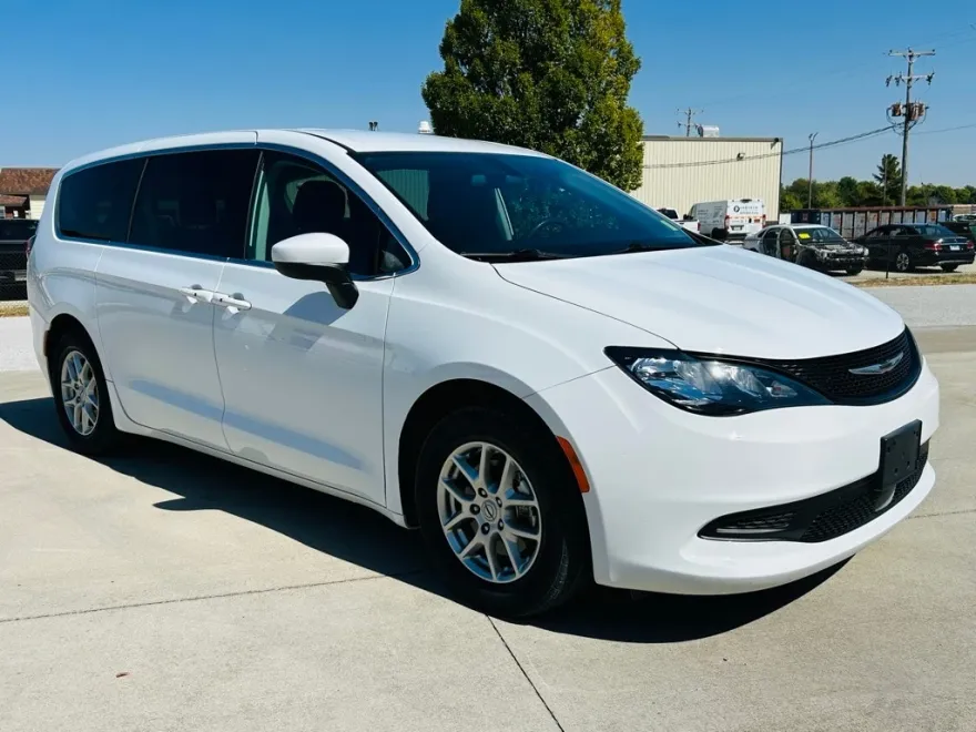 2022 Chrysler Voyager LX photo 1