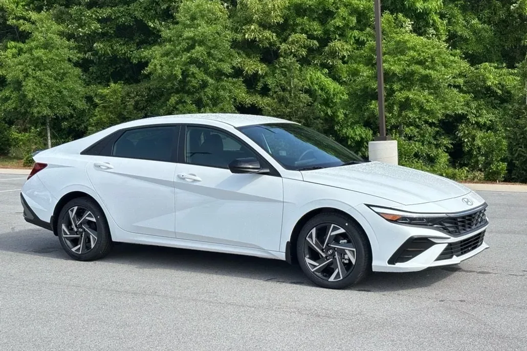 2025 Hyundai Elantra SEL Sport photo 1