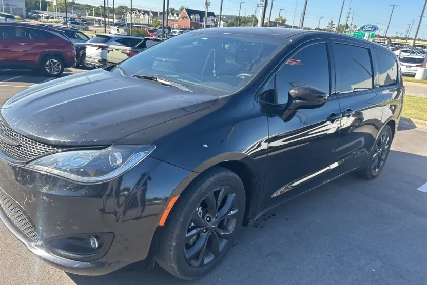 2020 Chrysler Pacifica Touring photo 1