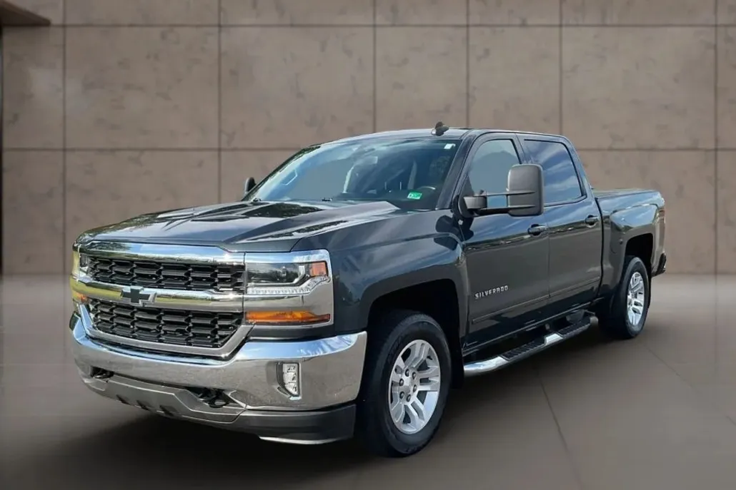 2017 Chevrolet Silverado 1500 LT photo 1